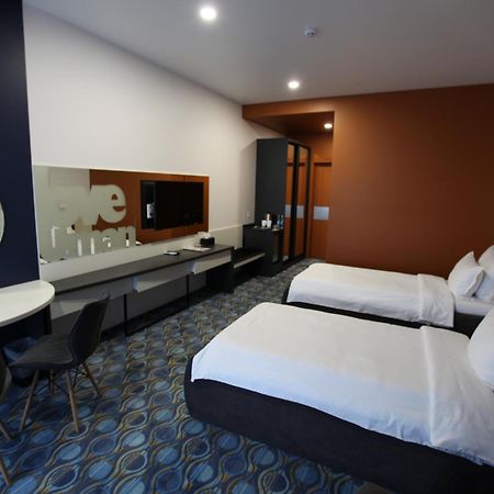 LOMO Hotel Oeman Buitenkant foto