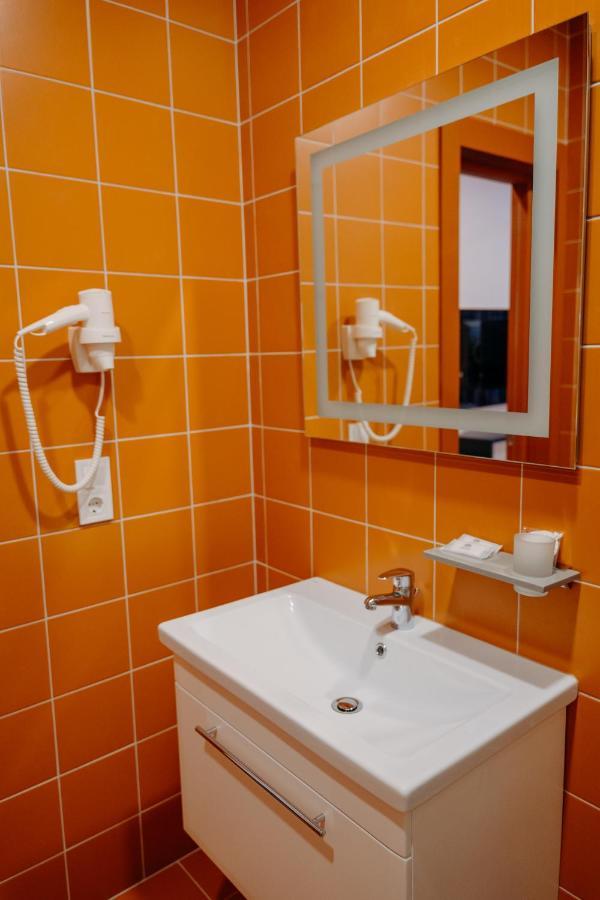 LOMO Hotel Oeman Buitenkant foto