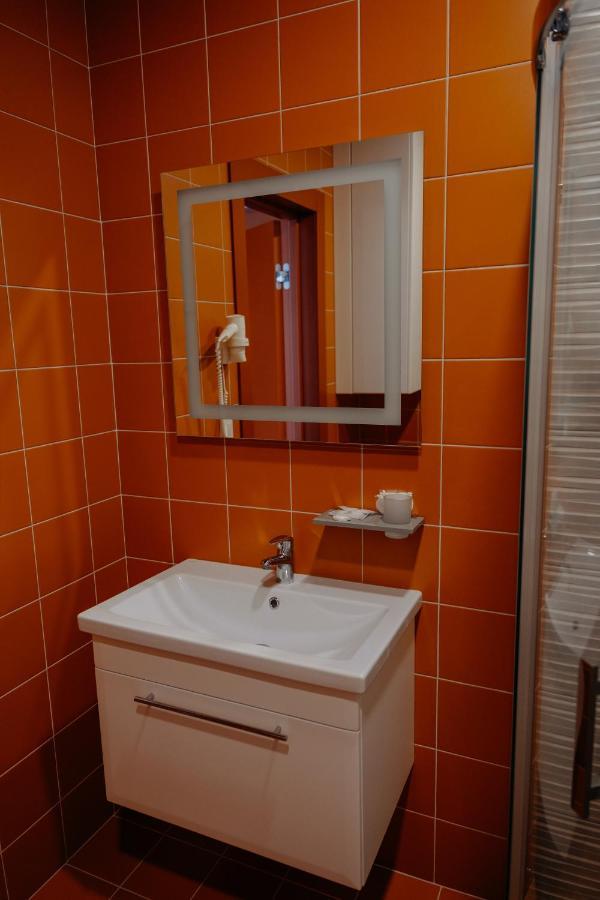LOMO Hotel Oeman Buitenkant foto